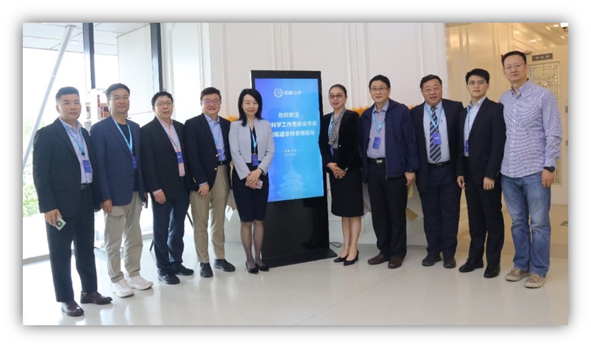 HKSA took a group photo with the Beijing Mingdao Clinic