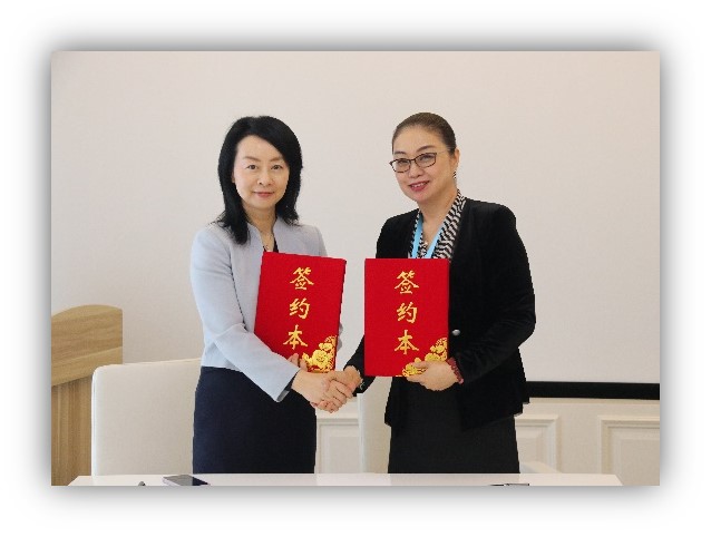 Professor Man Kwan, President of HKSA, and Ms. Zhang Jihong, President of Mingdao Clinic, signed the cooperation agreement
